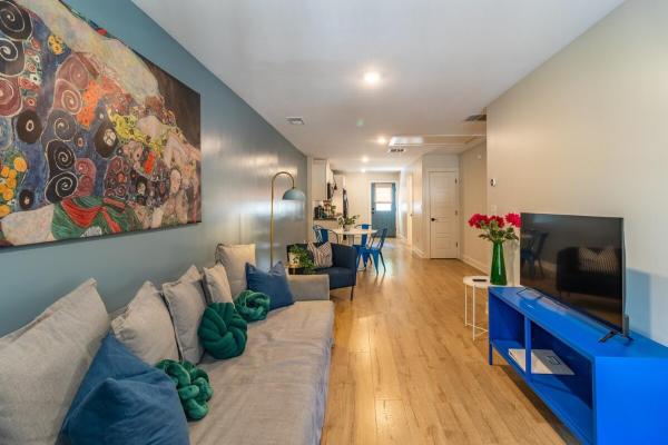 The photo shows the Cute 2 bedroom 7 minutesdowntown located in the city of Memphis.