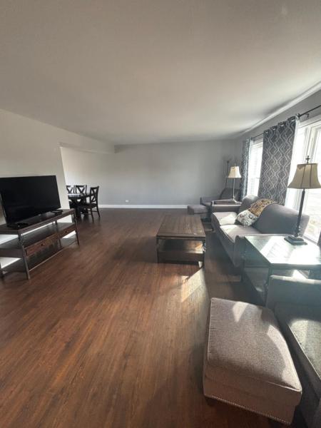 Nella foto è visibile l'oggetto Arlington Heights 5bd 3bth sleeps 14 with driveway parking situato nella città di Wheeling.