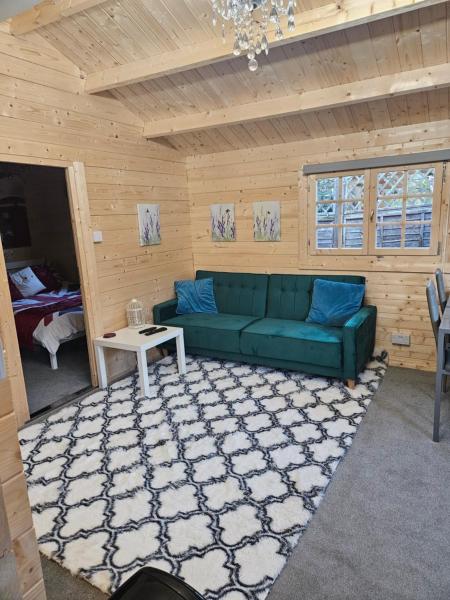 A la foto es mostra l'objecte The Cosy Cabin situat a la ciutat de Old Windsor.