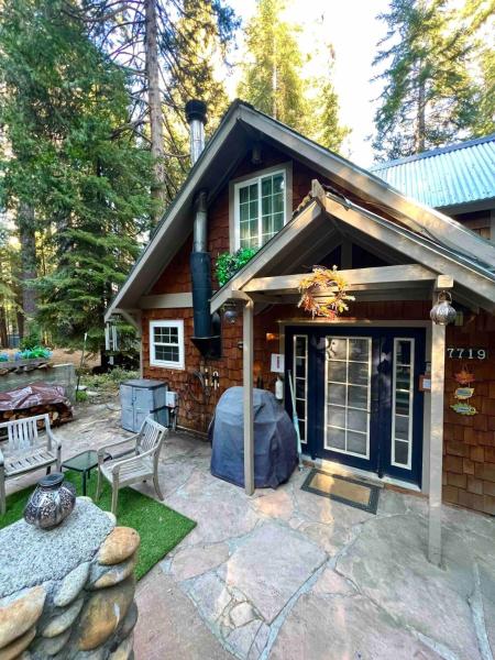 A la foto es mostra l'objecte Cozy Yosemite Cabin with Hot Tub in the Pines situat a la ciutat de Fish Camp.