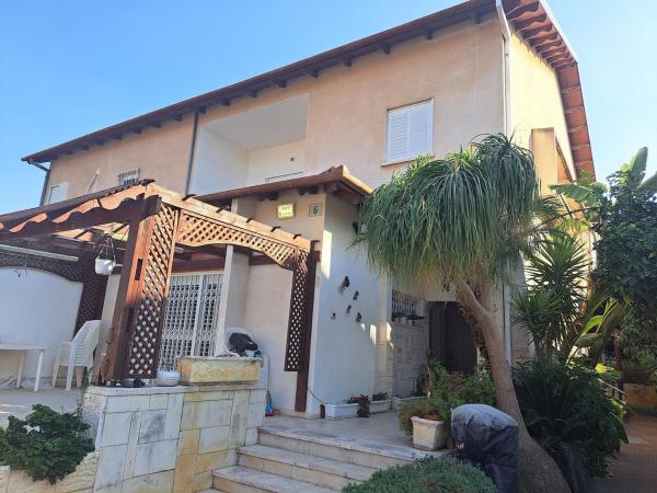 Na foto é possível ver o objeto Damesek Eliezer House localizado na cidade de Mazkeret Batya.