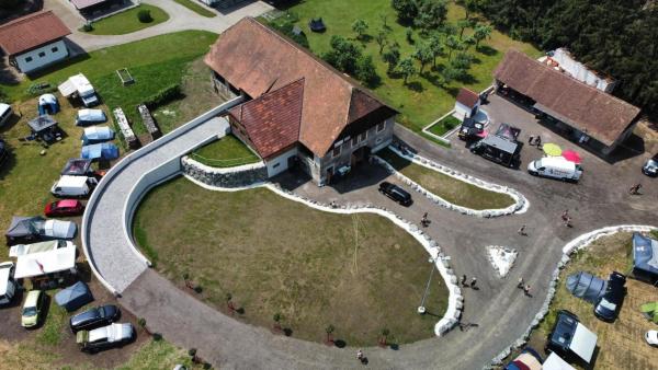 A la foto es mostra l'objecte Schladnitzer Dorfstadl Camping situat a la ciutat de Göss.