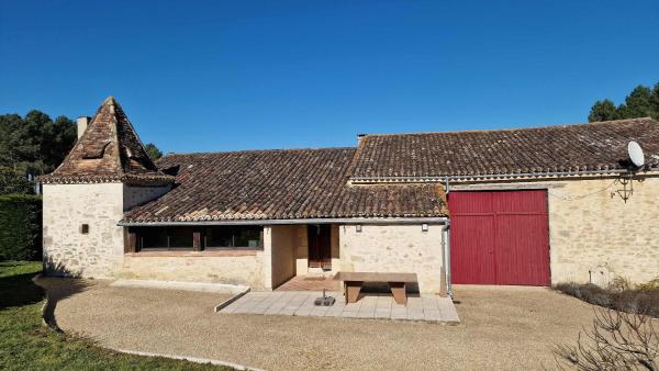 A la foto es mostra l'objecte Beautiful country house for 10 with swimming pool situat a la ciutat de Monfaucon.