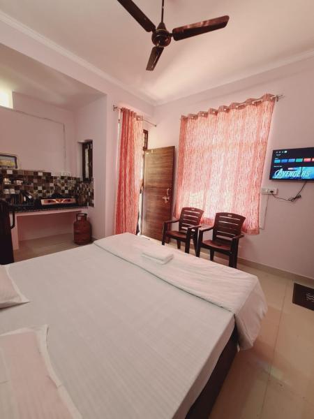 照片显示了位于Dehradun市的R Square Homestay物件。