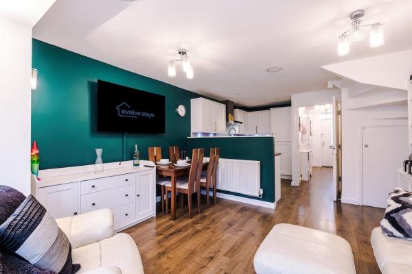 A la foto es mostra l'objecte 3Bed Semi Detached Home, 2 Living Rooms, Free Parking, Fully Equipped, Available For Long Stays situat a la ciutat de Heapey.