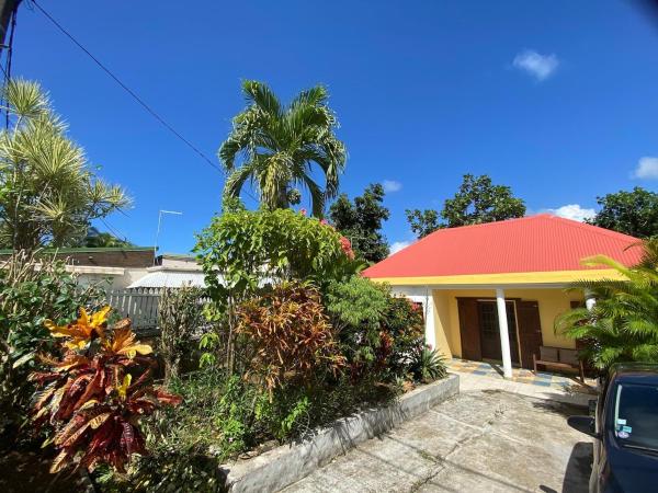 Na zdjęciu widoczny jest obiekt Maison Simon Lamentin jardin tropical położony w mieście Lamentin.