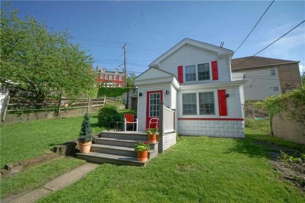 City Cottage With Yard Sleeps 8 - Pittsburgh