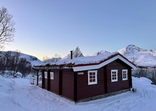 På billedet ses objektet Aurora cabin Tromvik beliggende i byen Vengsøya.