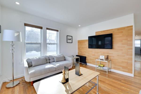 A la foto es mostra l'objecte Walk to Roger Williams Park Apt in Providence! situat a la ciutat de Riverside.