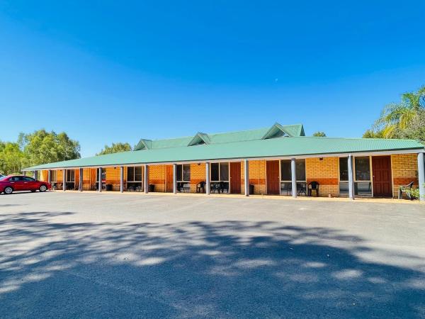 The photo shows the Drakesbrook Hotel located in the city of Dwellingup.