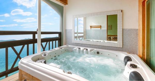 The photo shows the Ganghwa hana & alice spa pension located in the city of Punoridondae.