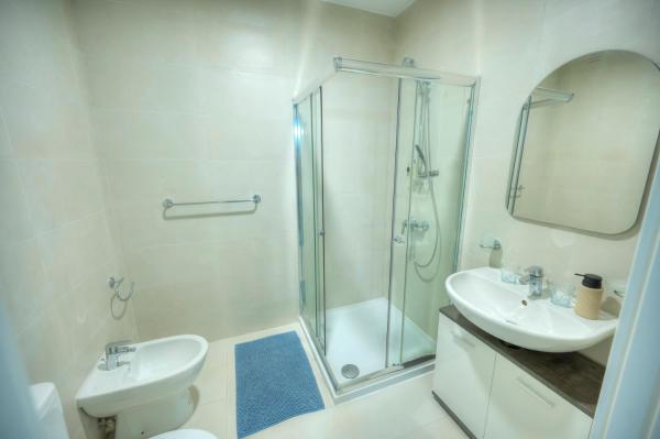 Foto 8: Stylish & large 2 bedroom with internal yard DCUT1-1