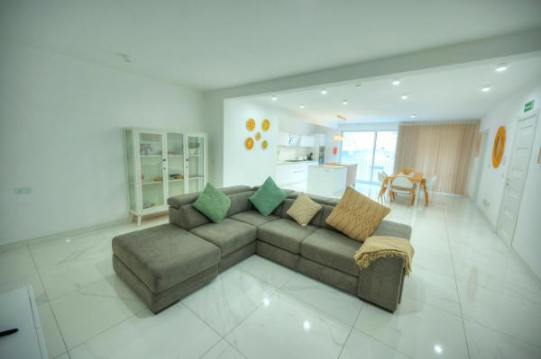 Foto 2: Stylish & large 2 bedroom with internal yard DCUT1-1
