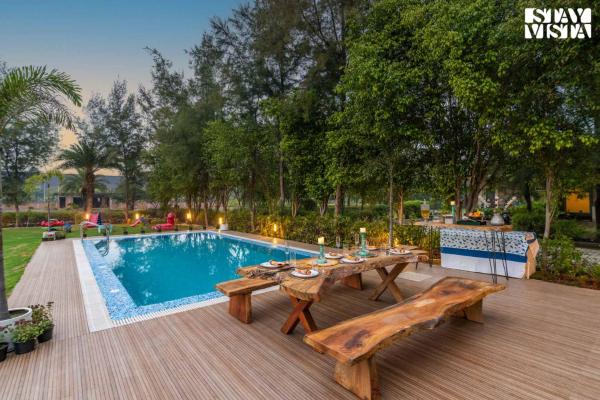 A la foto es mostra l'objecte StayVista at Meadow Muse with Outdoor Pool - Manesar situat a la ciutat de Pataudi.