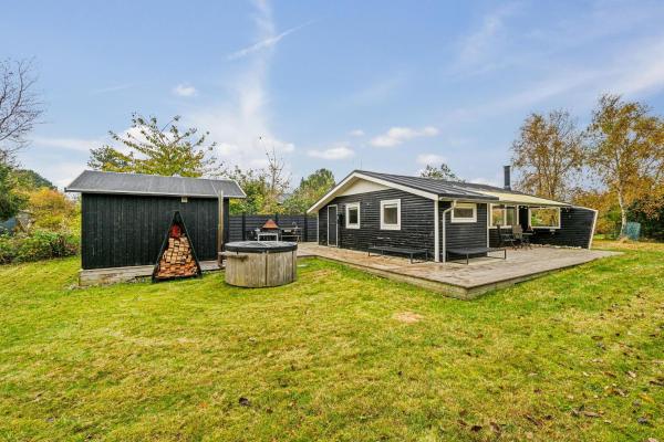 Charming Older Holiday Home With Several Terraces, Annex, Hot Tub And Shelter Just A Few Minutes Walk From Elsegårde Beach And Close To Ebeltoft - Ebeltoft