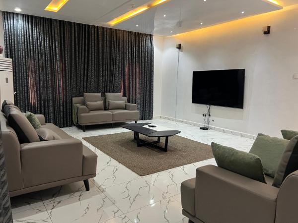 På billedet ses objektet Exotic 3 bedroom flat in Aco, Lugbe beliggende i byen Abuja.