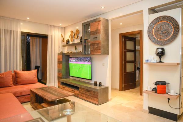 Φωτογραφία 4: Chic & Modern in City Center - Pool, IPTV & Comfort