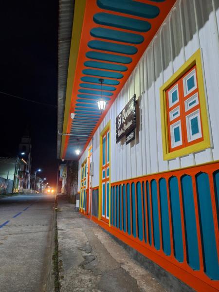 Na zdjęciu widoczny jest obiekt Hostal Boutique El Rocio położony w mieście Murillo.