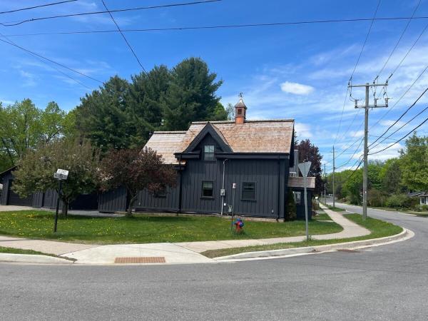 En la foto se muestra el objeto Century Home in Bracebridge Muskoka ubicado en la ciudad de Muskoka Falls.