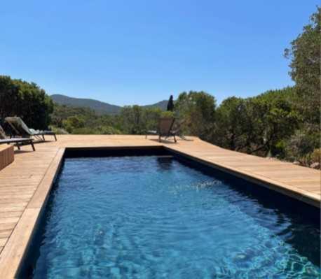 Na zdjęciu widoczny jest obiekt Maison de standing avec piscine vue mer Corse du sud Pozzaccio, Portigliolo 6 à 14 personnes 7 chambres położony w mieście Coti-Chiavari.