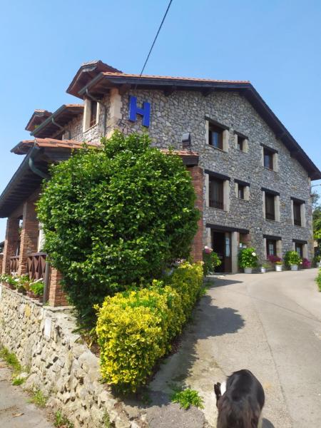 写真にはコミージャス市にあるPosada Rural Entrecomillasが写っています。