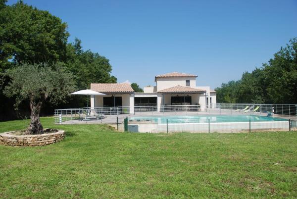 照片显示了位于Saint-Geniès-de-Comolas市的Près d'Avignon villa de rêve piscine物件。