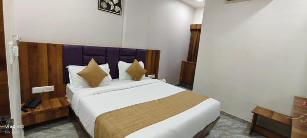 写真にはDholka市にあるhotel neelkanth innが写っています。