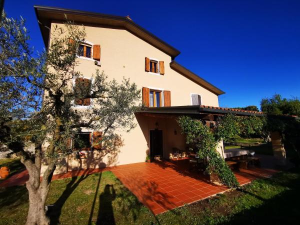 A la foto es mostra l'objecte Casa Ghirlanda con Piscina e Campo da Tennis situat a la ciutat de Lazise.