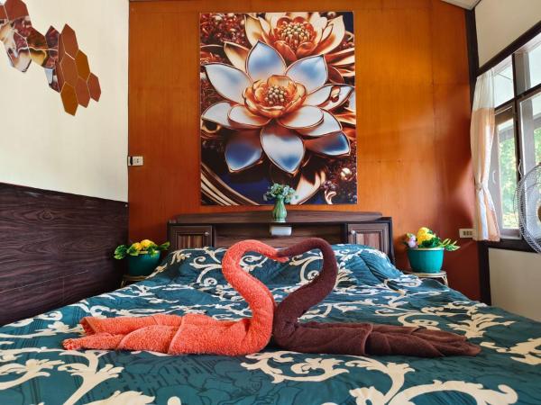 A la foto es mostra l'objecte Regal Eagle Guesthouse -Thai House and Garden situat a la ciutat de Ban Umeng.