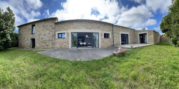 Na zdjęciu widoczny jest obiekt Casa La Pedrosa - Tedin położony w mieście Cee.