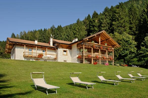 На фото показан объект Agritur Maso Tesadri, расположенный в городе Groppe de Fora.