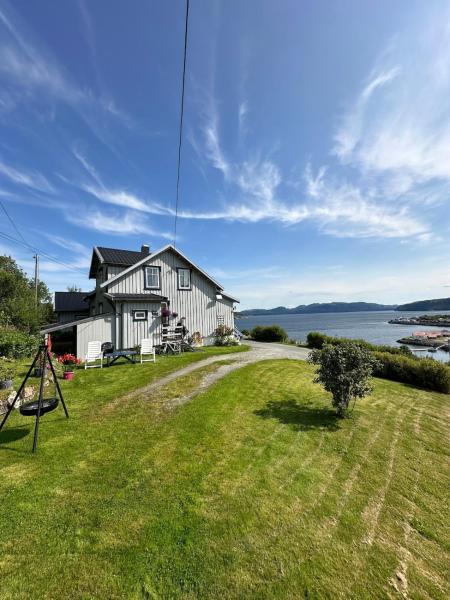 Nella foto è visibile l'oggetto Kystperle med utsikt, lei en båt situato nella città di Vik.