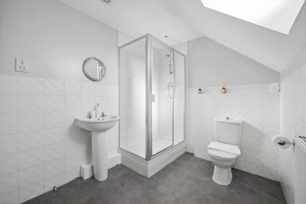Fotografie 7: Hampton - 5 beds, 2 bathroom, Garden, Free Parking