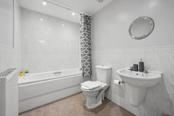 Fotografie 6: Hampton - 5 beds, 2 bathroom, Garden, Free Parking