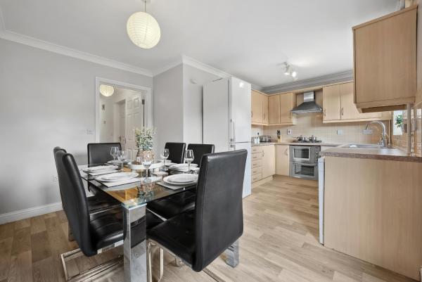 Fotografie 4: Hampton - 5 beds, 2 bathroom, Garden, Free Parking