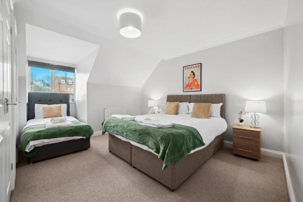 Fotografie 5: Hampton - 5 beds, 2 bathroom, Garden, Free Parking