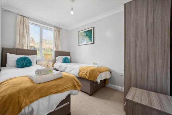Fotografie 3: Hampton - 5 beds, 2 bathroom, Garden, Free Parking