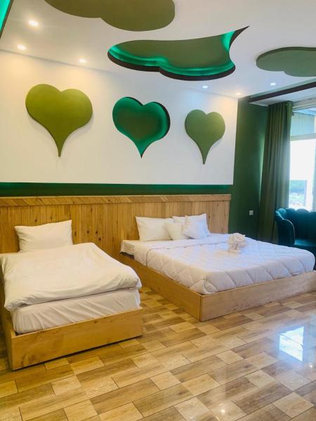 La photo montre l'objet chinar resort situé dans la ville de Bāta.