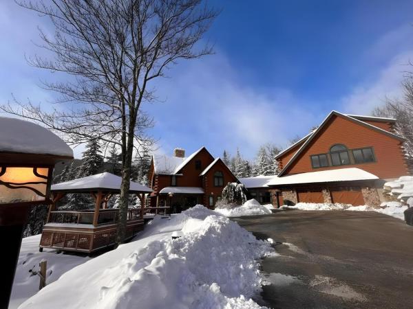 A la foto es mostra l'objecte Slopeside Estate Luxurious Home on Great Eastern - Ski On Ski Off, Hot Tub, Private Shuttle situat a la ciutat de Killington.