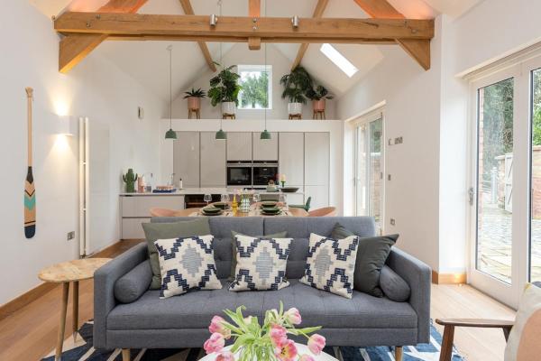 2 Bed Converted Barn - Worcester, UK