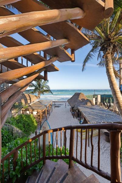 Na zdjęciu widoczny jest obiekt Playa Canek Beachfront Eco Hotel położony w mieście Tulum.