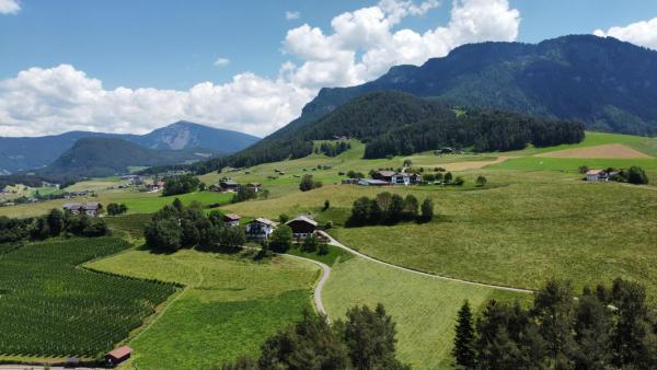 Na zdjęciu widoczny jest obiekt Villa Lara Laerche położony w mieście Castelrotto.