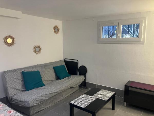 Op de foto is het object Grande chambre, Sdb partagée te zien, gelegen in de stad Angers.