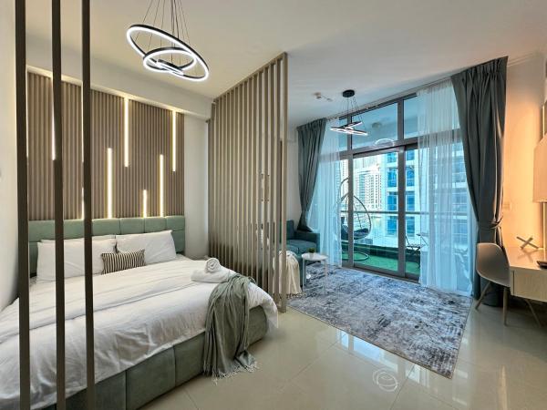 På billedet ses objektet Stylish Studio with Stunning Marina Canal Views near to the Beach beliggende i byen Dubai.