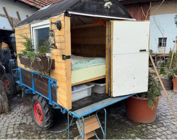 A la foto es mostra l'objecte Schäferwagen Own Sleeping bag Gemeinschaftsbad Free WiFi situat a la ciutat de Wildeck.