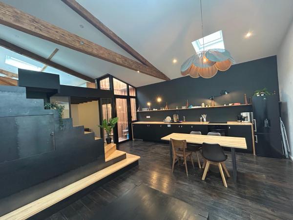 A la foto es mostra l'objecte Loft contemporain situat a la ciutat de Bordeus.