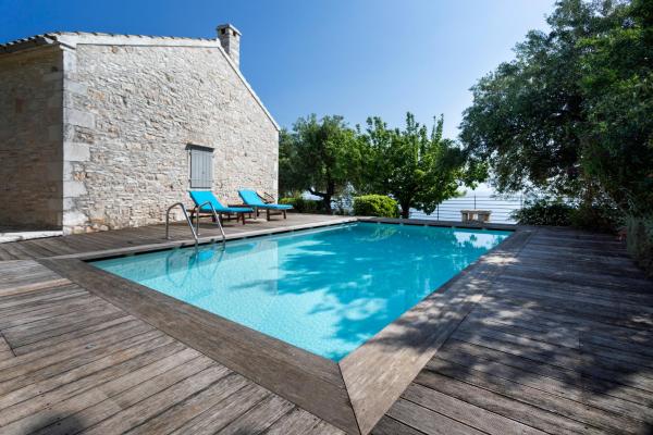 Na fotografii je vidět objekt Loutrouvio Home nacházející se ve městě Kerasá.