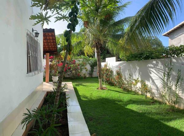 A la foto es mostra l'objecte Large house with pool, barbecue and garden situat a la ciutat de Camaçari.