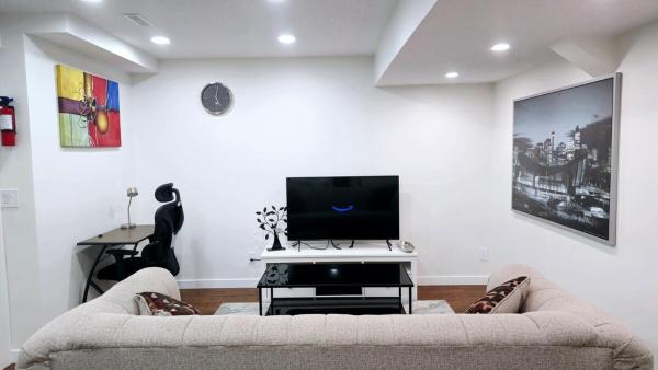 Na fotografii je vidět objekt Cozy & Spacious 1-Bedroom SW Calgary near SpruceMeadows nacházející se ve městě Calgary.