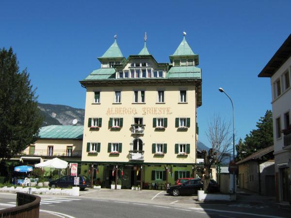 På billedet ses objektet Albergo Trieste beliggende i byen Lorenzago.